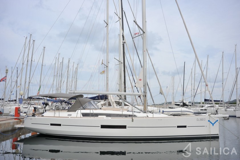 Dufour 520 GL - Yacht Charter Sailica