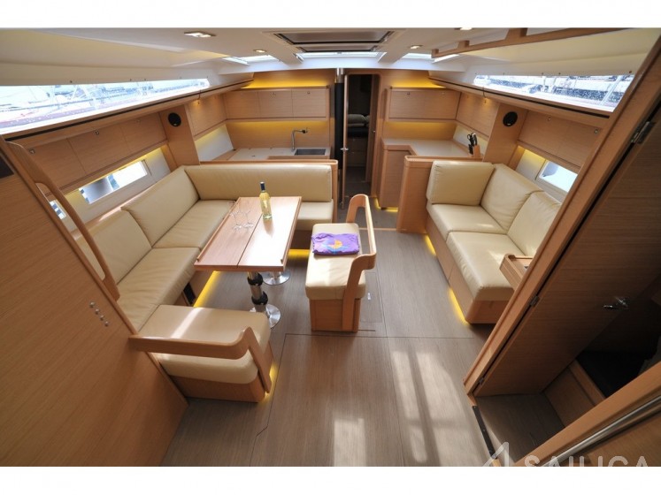 Dufour 520 GL - Yacht Charter Sailica