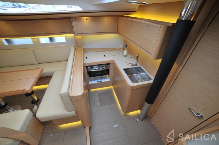 Dufour 520 GL - Yacht Charter Sailica