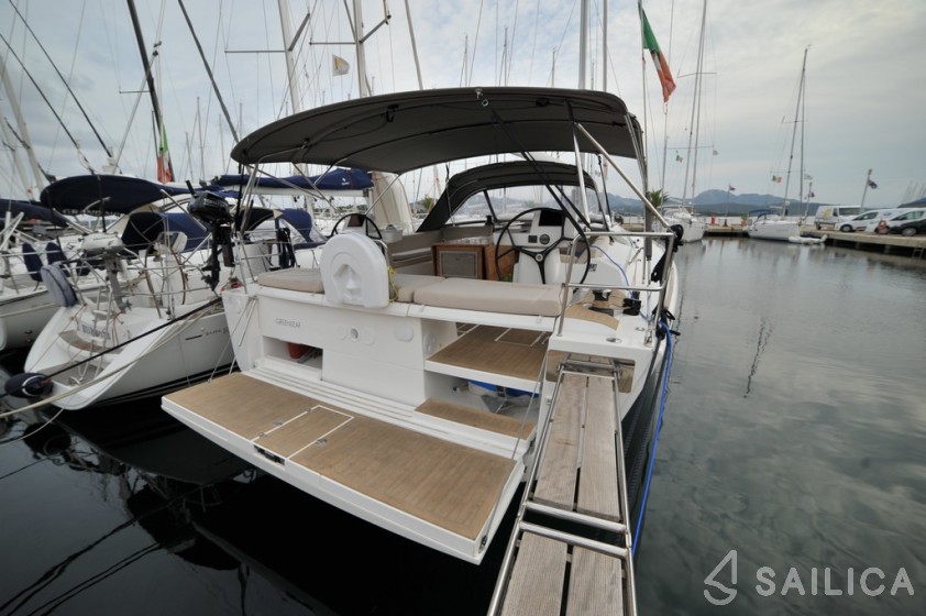 Dufour 520 GL - Yacht Charter Sailica