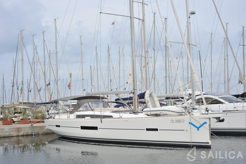 Dufour 520 GL - Yacht Charter Sailica
