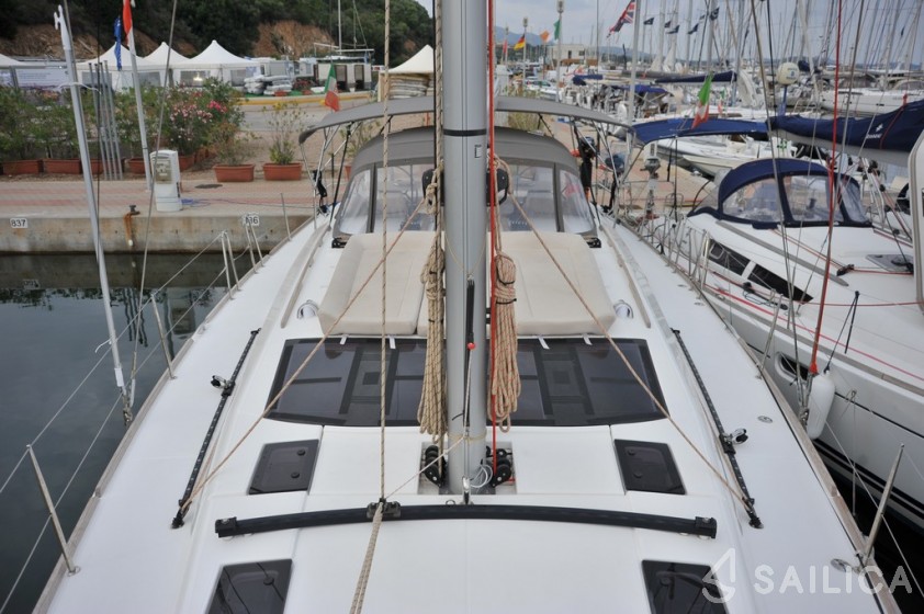 Dufour 520 GL - Yacht Charter Sailica