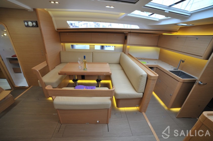 Dufour 520 GL - Yacht Charter Sailica