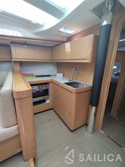 Dufour 520 GL - Yacht Charter Sailica