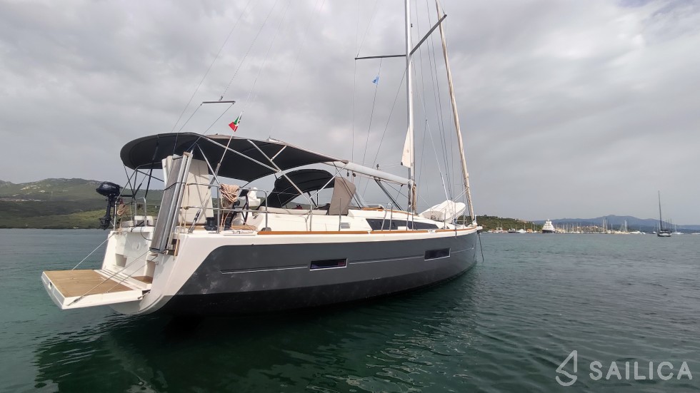 Dufour 520 GL - Yacht Charter Sailica