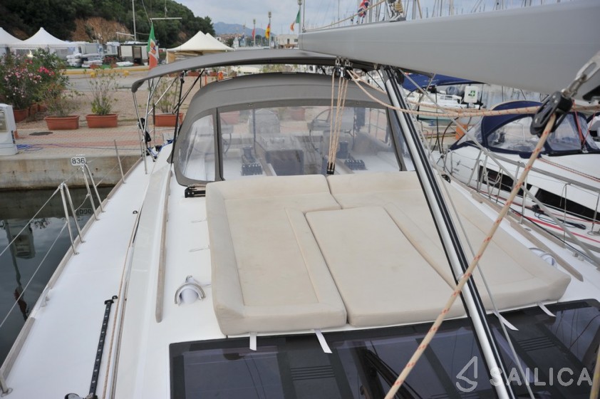 Dufour 520 GL - Yacht Charter Sailica