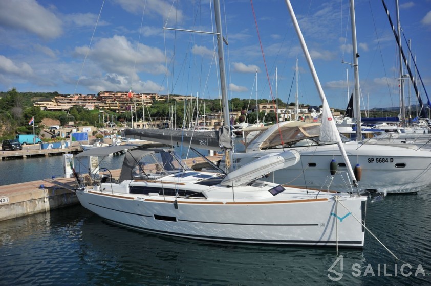 Dufour 360 GL - Yacht Charter Sailica