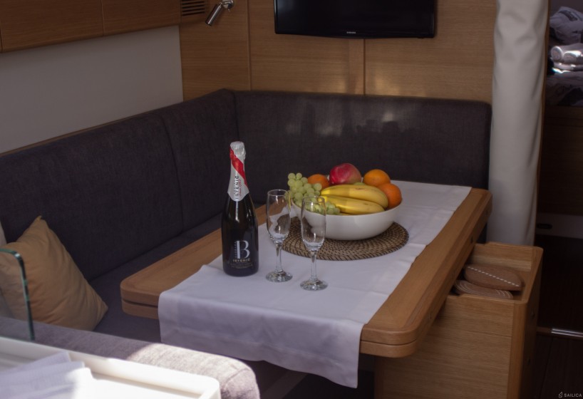 X 4-3 - Yacht Charter Sailica