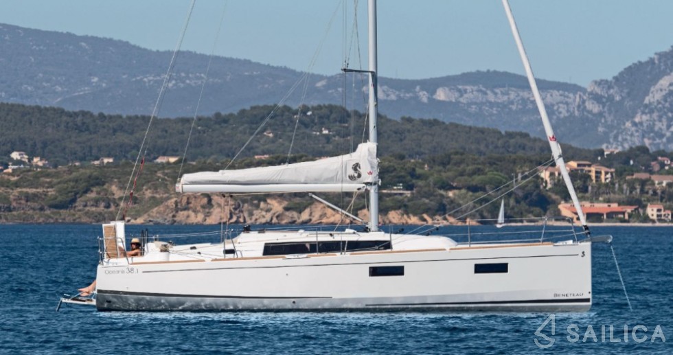 Oceanis 38.1 - Yacht Charter Sailica