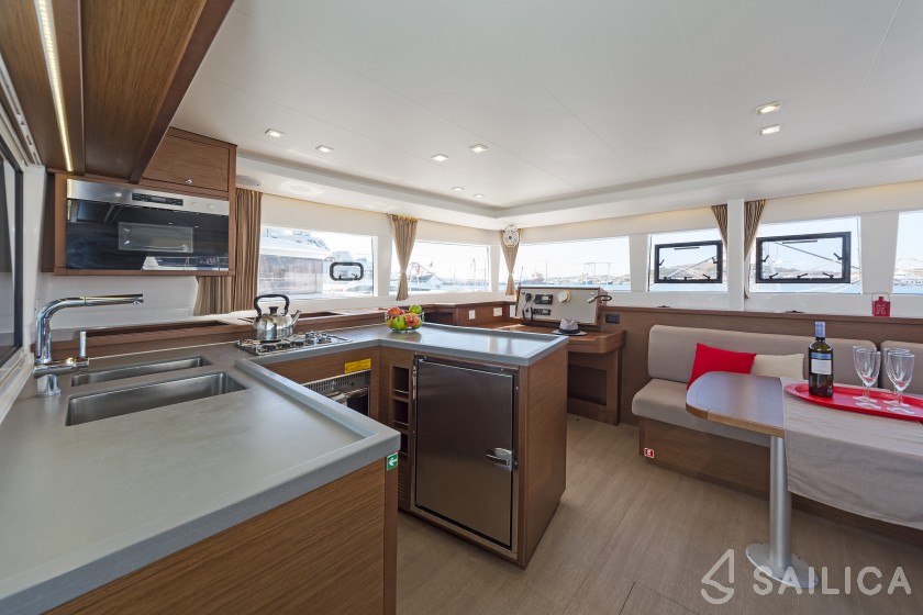 Lagoon 450  Flybridge - Yacht Charter Sailica