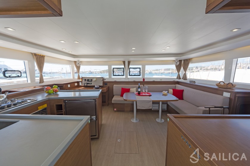Lagoon 450  Flybridge - Yacht Charter Sailica