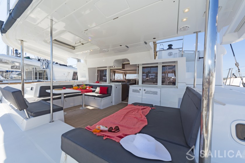 Lagoon 450  Flybridge - Yacht Charter Sailica
