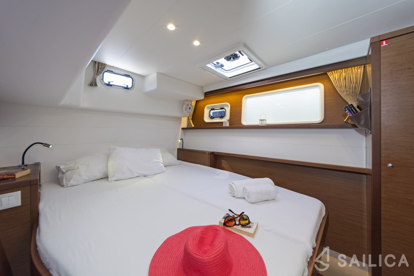 Lagoon 450  Flybridge - Yacht Charter Sailica