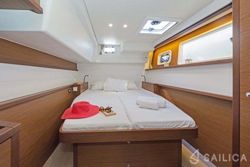Lagoon 450  Flybridge - Yacht Charter Sailica