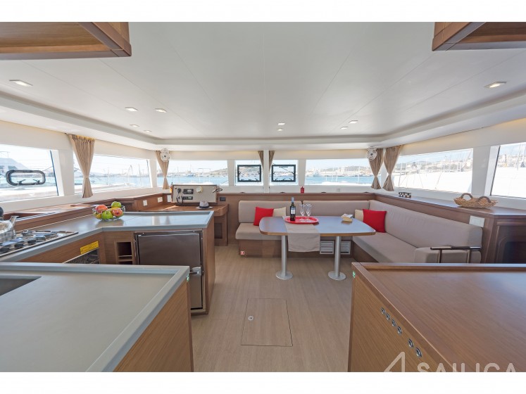 Lagoon 450  Flybridge - Yacht Charter Sailica