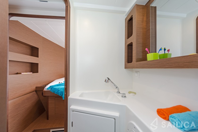 Lagoon 42 - Yacht Charter Sailica