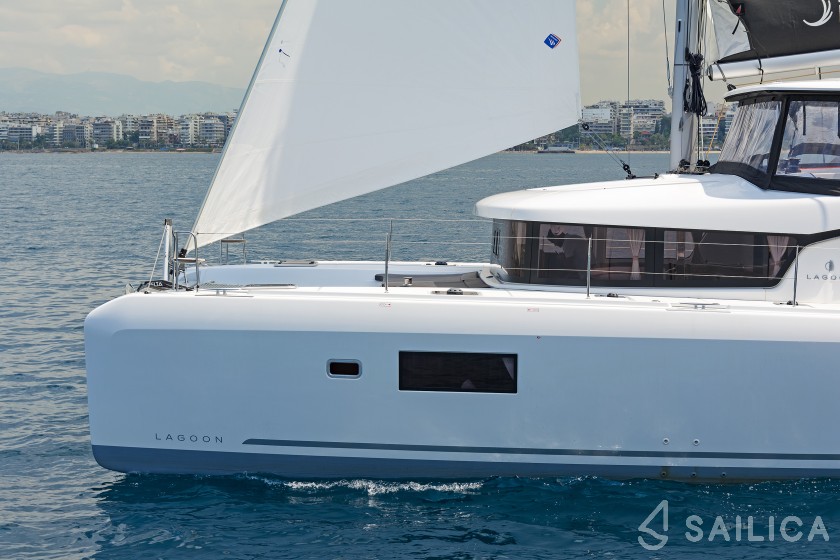 Lagoon 42 - Yacht Charter Sailica