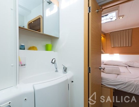 Lagoon 400 S2 - Yacht Charter Sailica