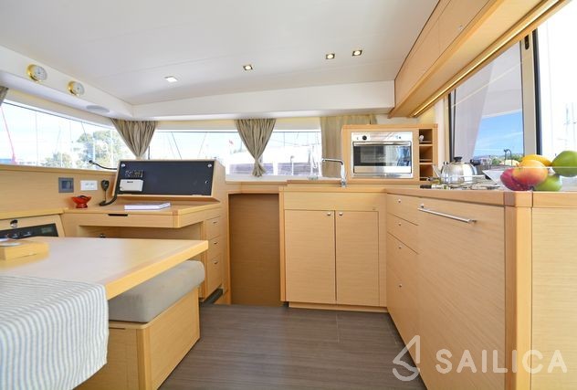 Lagoon 400 S2 - Yacht Charter Sailica