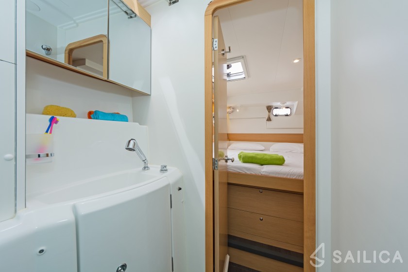 Lagoon 400 S2 - Yacht Charter Sailica