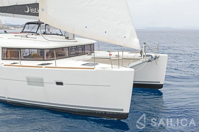 Lagoon 400 S2 - Yacht Charter Sailica