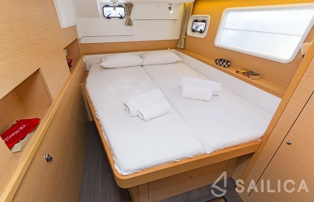 Lagoon 400 S2 - Yacht Charter Sailica