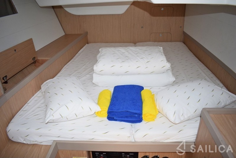 Oceanis 48 - Yacht Charter Sailica