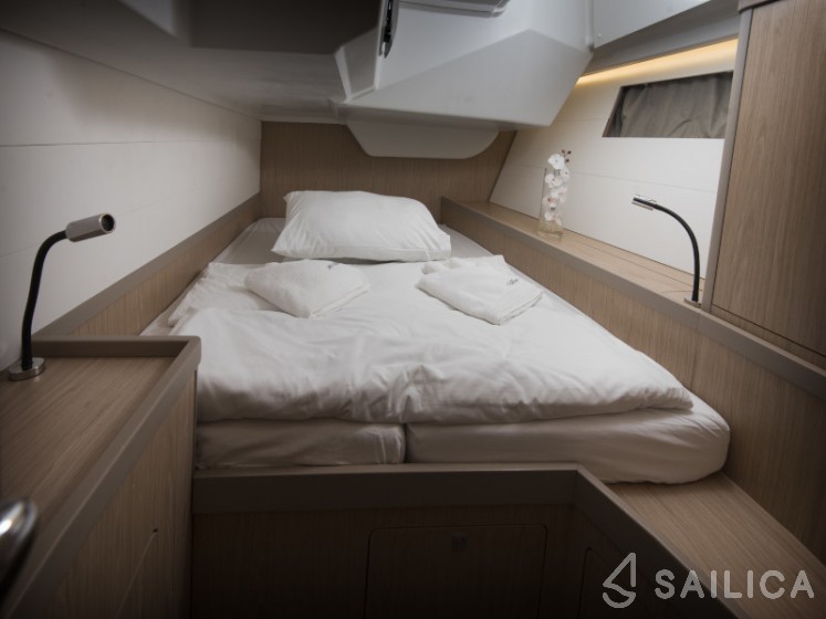 Oceanis 48 - Yacht Charter Sailica