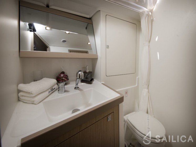 Oceanis 48 - Yacht Charter Sailica