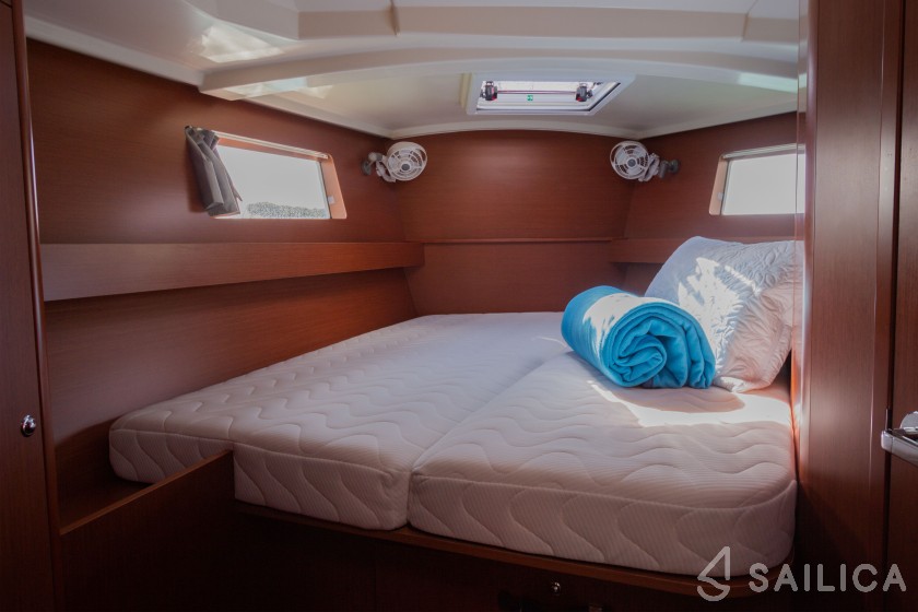 Oceanis 41.1 - Yacht Charter Sailica
