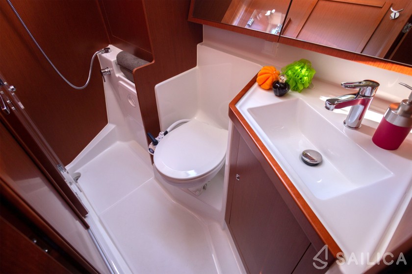 Oceanis 41.1 - Yacht Charter Sailica