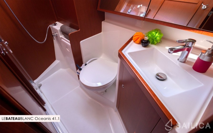 Oceanis 41.1 - Yacht Charter Sailica