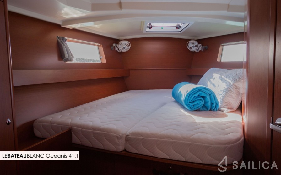 Oceanis 41.1 - Yacht Charter Sailica