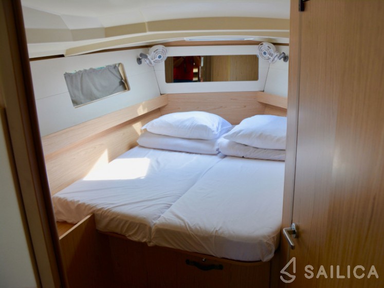 Oceanis 41.1 - Yacht Charter Sailica