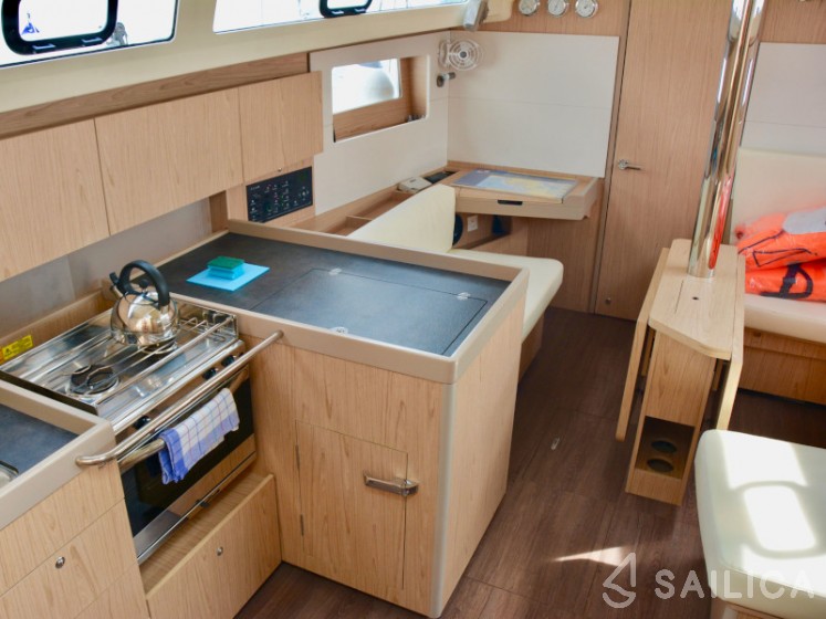 Oceanis 41.1 - Yacht Charter Sailica