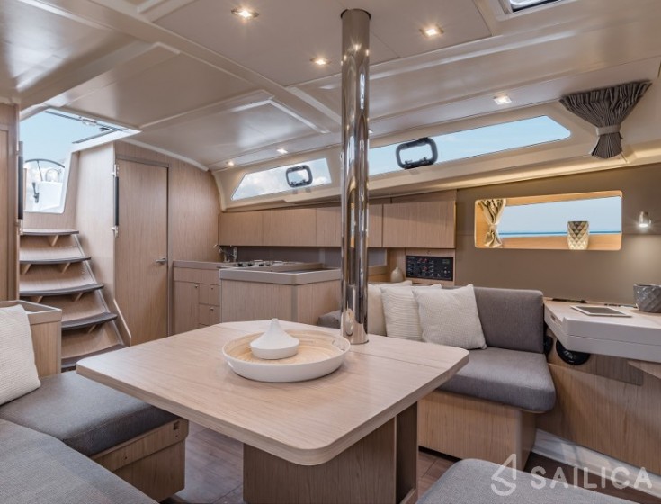 Oceanis 41.1 - Yacht Charter Sailica