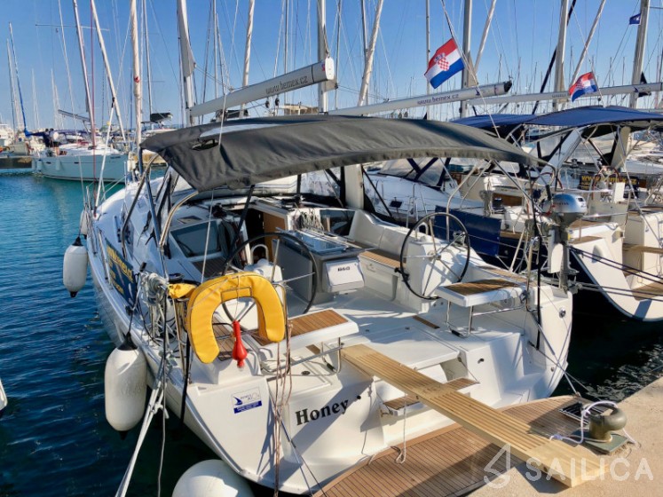 Oceanis 41.1 - Yacht Charter Sailica