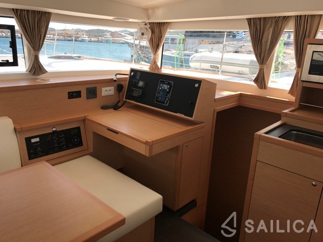 Lagoon 400 S2 - Yacht Charter Sailica