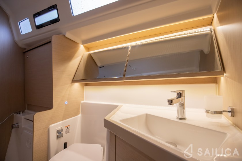 Oceanis 40.1 - Yacht Charter Sailica