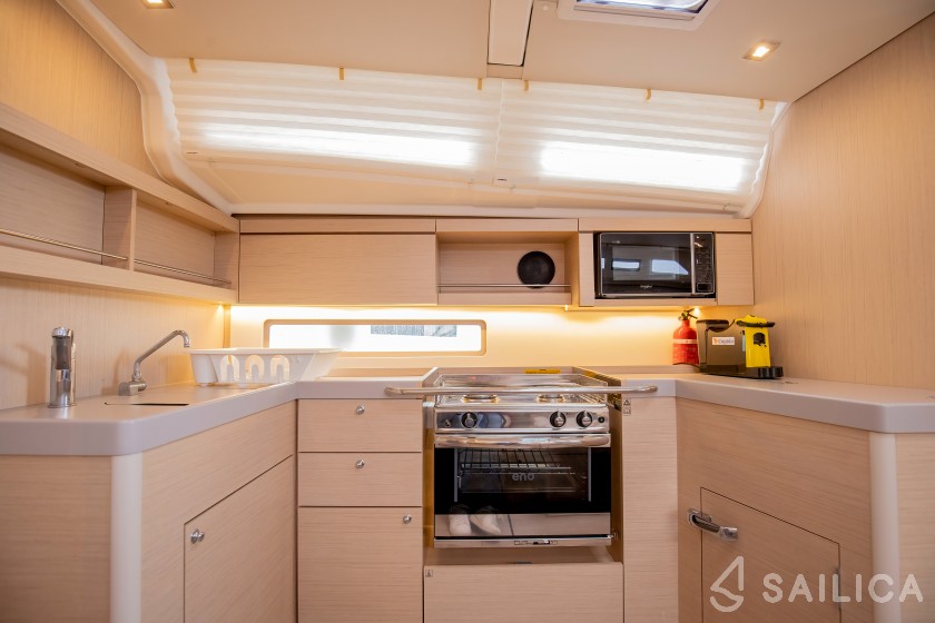 Oceanis 40.1 - Yacht Charter Sailica