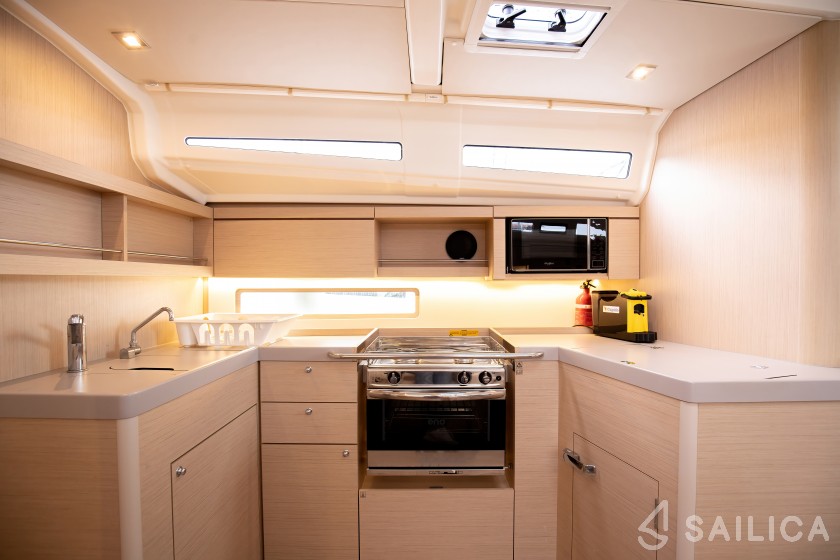 Oceanis 40.1 - Yacht Charter Sailica