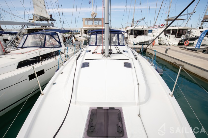 Oceanis 40.1 - Yacht Charter Sailica