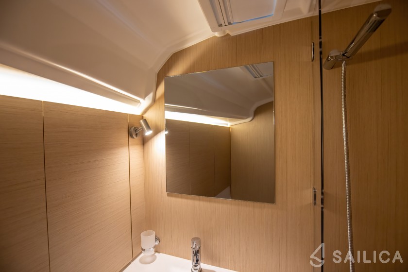 Oceanis 40.1 - Yacht Charter Sailica
