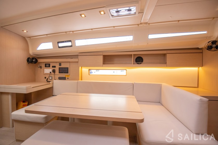 Oceanis 40.1 - Yacht Charter Sailica