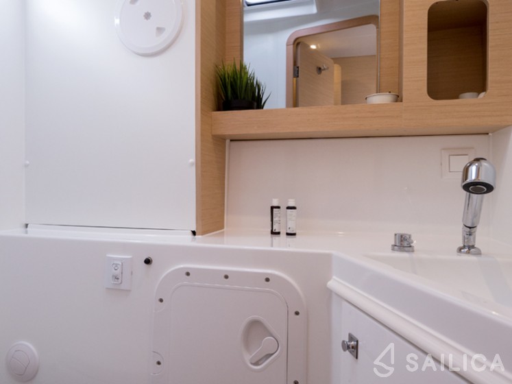 Lagoon 42 - Yacht Charter Sailica