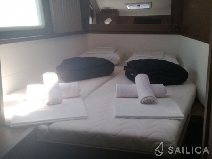 Lagoon 450  Flybridge - Yacht Charter Sailica