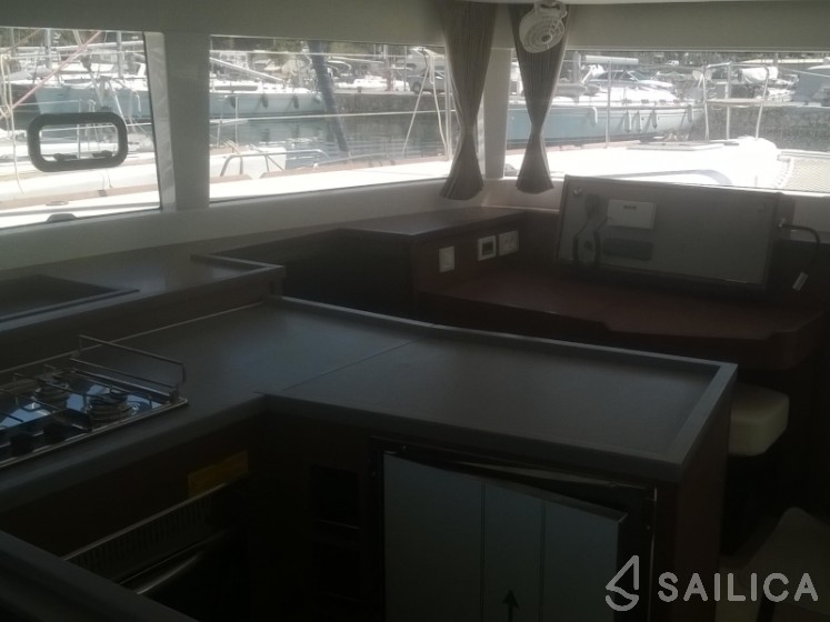 Lagoon 450  Flybridge - Yacht Charter Sailica