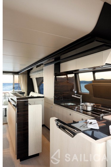 Azimut 72 - Yacht Charter Sailica