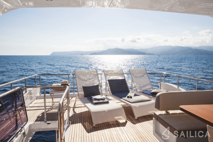 Azimut 72 - Yacht Charter Sailica