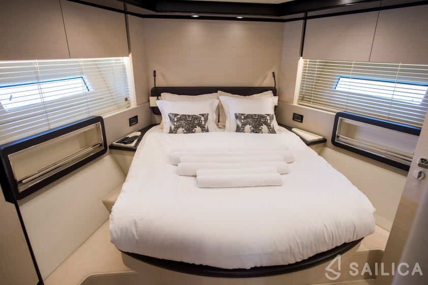 Azimut 72 - Yacht Charter Sailica